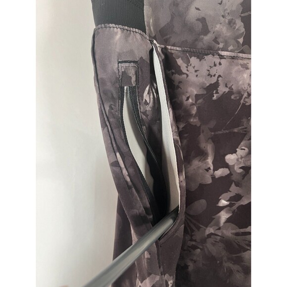 Athleta Brooklyn Floral Print Shorts Size 16 Black Gray Athletic Exercise SPF 50 - Picture 6 of 13